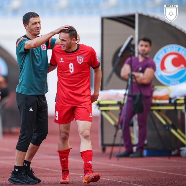 1722166188849094382.jpeg 约旦队新任主教练塞拉米(左)鼓励约旦球员.jpeg